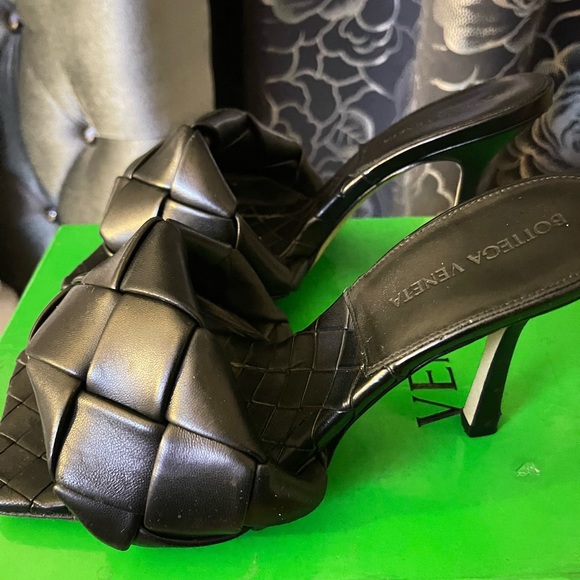 Gently worn size 38 original box and dust bags included - Picture 2 of 6